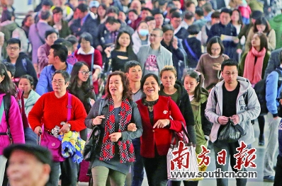 　　2月2日，广铁迎来节后返程客流最高峰。图为深圳火车站东出站口，旅客带着大包小包出站。全媒体记者 朱洪波 摄