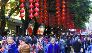 春节期间,北京路步行街人流众多,不少外地游客选择来广州过年。