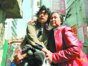 男子流浪10年一道伤疤认出妈 昨日在东莞与亲