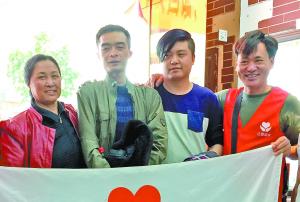 王荣（左二）与家人在东莞团聚。