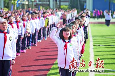 南城阳光第五小学的学生参加开学典礼。