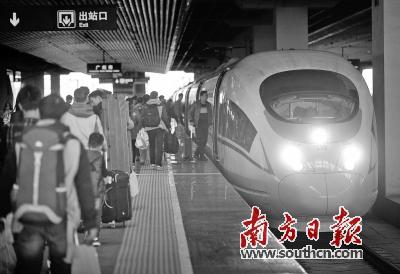 2017年春运首日,广州南站,返乡旅客拉着箱子上动车。