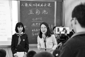 ▲图为广州市天河区华阳小学语文课堂手机直播现场。