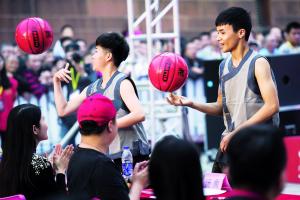 昨日闭幕式上，梁铭光团队凭借花式篮球表演夺得本届广府文化代言人的冠军。