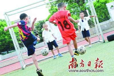 学生在南城区阳光第五小学的足球场上练习射门。南方日报记者 孙俊杰 摄