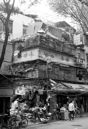 住宅楼堆满了垃圾，天台上的杂物已倾斜，引起附近居民的不满。