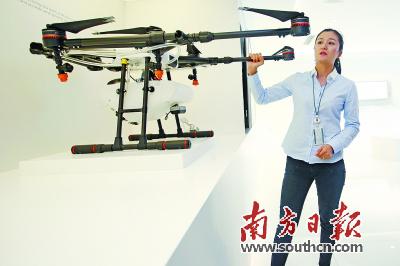 工作人员正在介绍东莞大疆农业植保无人机。南方日报记者 孙俊杰 摄