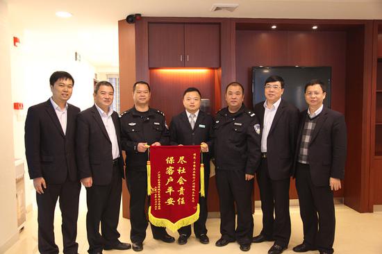 穗银行保安徒手夺刀制服歹徒 整个过程不超过