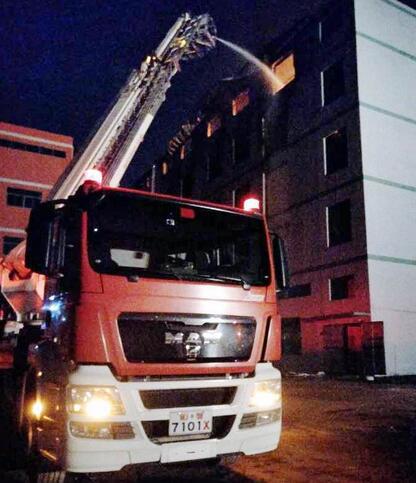 东莞黄江一珍珠棉厂起火 12个消防队来支援_东