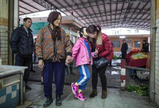 傍晚，奶奶来帮毛毛收拾回家。碰到了孔女士，毛毛亲昵地叫“妈妈”。在毛毛没钱缴学费的时候，一次卖菜中，孔女士买下了所有菜，还找上门送了两千元，而她并不富裕，以给人缝衣服为生。