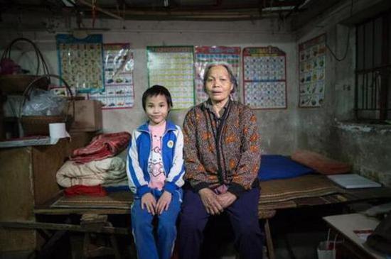 年过70的黄孟益老人家和毛毛杨秀霞相依为命，老人家一直在等待孩子的父母有朝一日会来接孩子。这一等，就是9年。