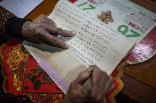 　　如果有好心人送来钱或物，老人家都会把他们的名字电话记在一本旧日历上，老人家说等毛毛长大了，要让她记住谁曾经帮助过她，要懂得感恩。
