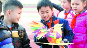 小学生展示带到学校的手工艺品