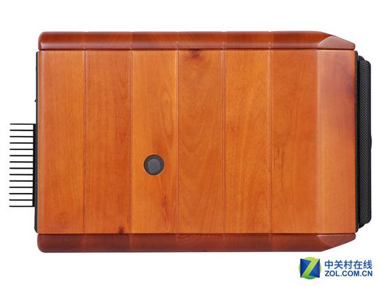 音箱底部没有贴防滑脚垫，需要用户自行粘贴