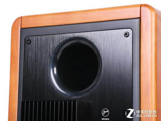 散热片上方的倒相孔