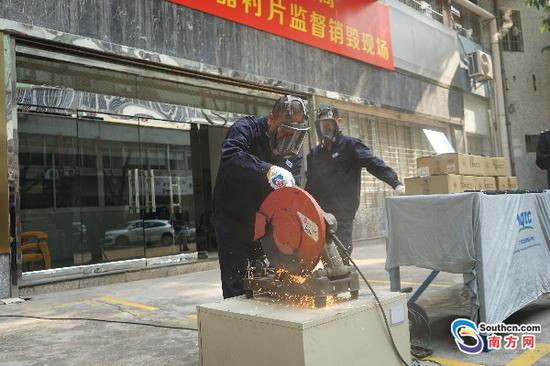 不合格进口刹车片（汽车用制动器衬片）销毁现场