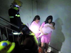 广州增城手机店清晨着火并伴有爆炸声 楼上17