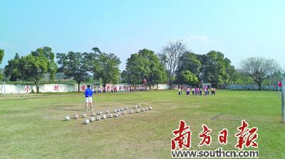 望埠镇中心小学、第二小学每周均安排有足球训练课程。