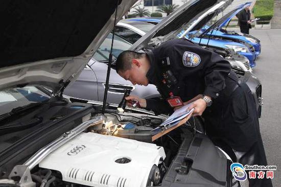 交警对改装车进行检查。