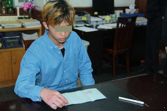 17岁少年长期无证驾驶摩托冲红灯 要扣600分