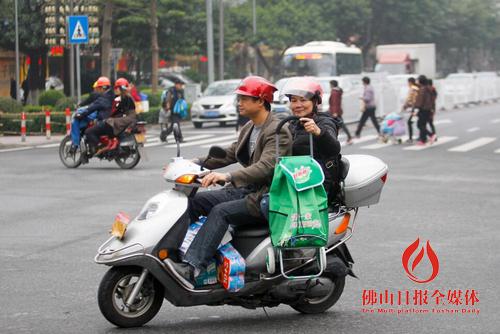 3月15日，高明荷城文华路上，不少市民选择摩托车出行。