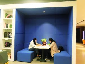 
													 　　图书馆一楼的半开放式空间适合2~4人阅读学习。
												
