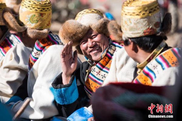 3月16日，西藏拉萨堆龙德庆区马乡马村春耕仪式前，在一旁休息的拖拉机手们。
