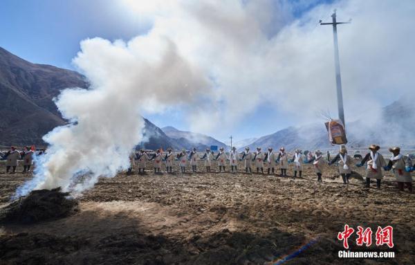 月16日，西藏拉萨堆龙德庆区马乡马村身着节日盛装的农民们跳起锅庄，庆祝春耕仪式。