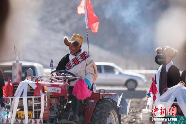 3月16日，西藏拉萨堆龙德庆区马乡马村春耕仪式前，整装待发的拖拉机和农机手。