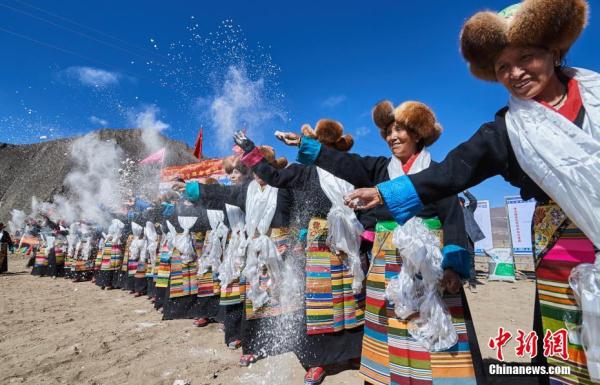3月16日，西藏拉萨堆龙德庆区马乡马村身着节日盛装的农民们把糌粑抛向天空，祈愿风调雨顺，庄稼丰收。