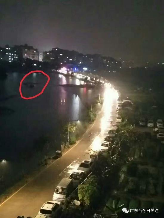 “说出来你可能都不信,我亲眼看到鱼塘中央停了一辆车”,这个就是报料人向记者描述的情况。 (来自:广东台今日关注)