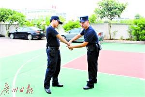 他在练习抓捕