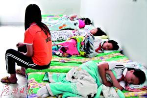 取消校内午托后，不少家长只好把孩子送到校外托管机构。广州日报全媒体记者石忠情摄