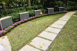 
													 　　中华永久墓园怡安新苑是花坛葬的场所。骨灰集体下葬于草坪下。
												