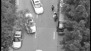 
													 　　市交委执法局无人机在广汕路华南快速龙洞站入口处，拍摄到一辆客运大巴不按站点停靠违章上下客。无人机视频截图
												