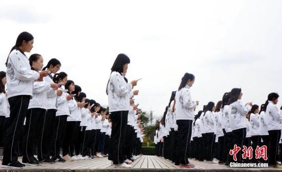 资料图:学子齐声诵读中医药经典和清明颂文。 王昊阳 摄 资料图:学子齐声诵读中医药经典和清明颂文。 王昊阳 摄