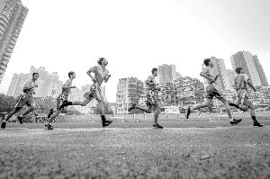 昨日,在广州市第五中学,考生们在进行耐力跑考试。