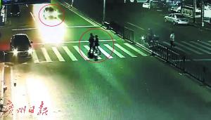 从视频监控中可以看到，肇事车冲向过马路的三名当事人。