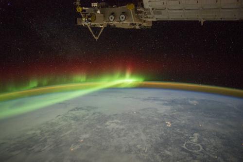 　　加拿大上空，极光如同面纱笼罩。（图片来源：NASA）