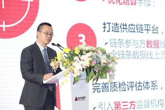 ▲时代地产集团材料管理中心总经理黎丁先生就如何高效优质地提高供需双方合作水平发表见解