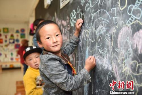 资料图：春蕾幼儿园内绘画的孩子。王鑫 摄