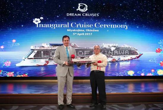 星梦邮轮总裁戴卓尔‧布朗先生于宫古岛首航仪式上致送“云顶梦号”船模予宫古岛市长下地敏彦先生。