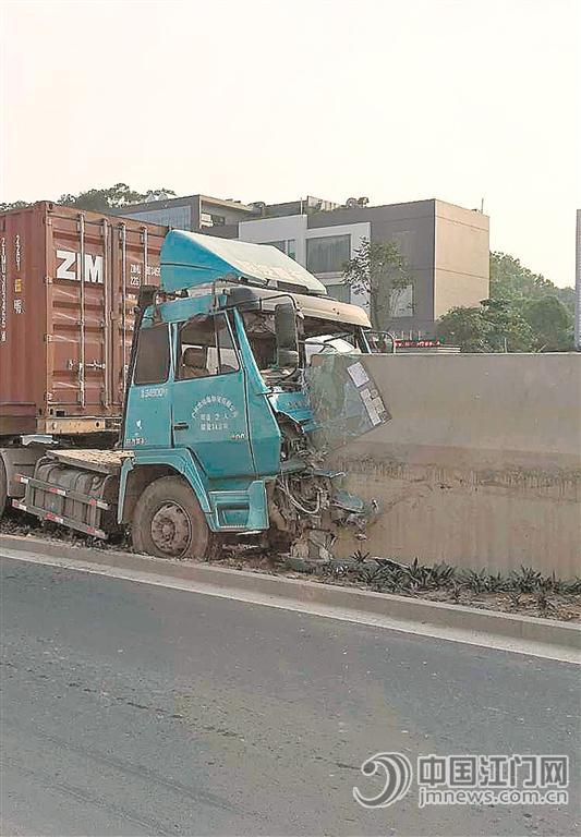 事故导致大货车受损严重。