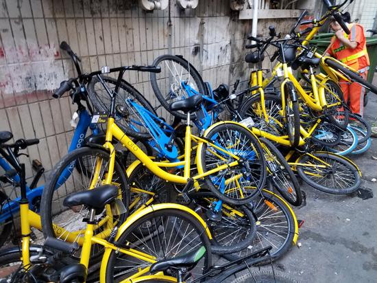 揭秘深圳共享单车猎人:解救1500辆 垃圾堆捡车