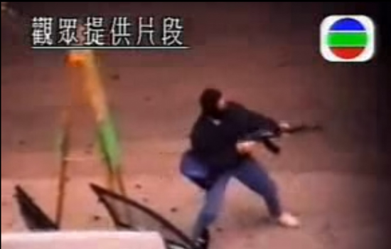 　1993年旺角弥敦道持枪劫案，当时参与的悍匪包括叶继欢。(无线电视及YouTube截图)