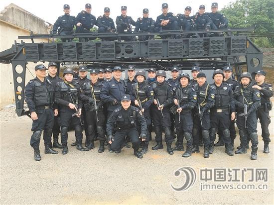 开平市公安局巡警大队特警中队队员合影。