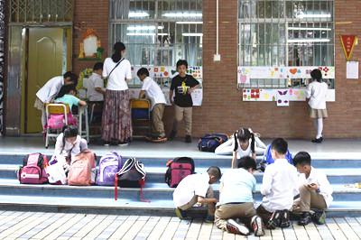 　昨日，华阳小学天河东校区，放学后学生在课室外活动。信息时报记者 叶伟报 摄
