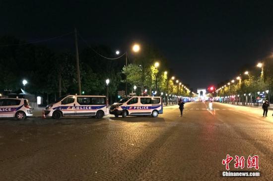 法国首都巴黎著名商业街香榭丽舍大道20日晚发生枪击事件,造成警察一死两伤,枪手也被警方开枪击毙。 法国总统奥朗德随后宣布,确信事件调查方向为“恐怖主义”。图为警方封锁香榭丽舍大道周边地带。<a target='_blank' href='http://www.chinanews.com/'>中新社</a>记者 龙剑武 摄