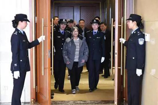 2016 年 11 月 16 日,在中央反腐败协调小组国际追逃追赃工作办公室的统筹协调下,经中央有关部门和浙江省追逃办密切协作,潜逃海外 13 年之久的 " 百名红通人员 " 头号嫌犯杨秀珠回国投案自首。图片来源:中纪委监察部网站