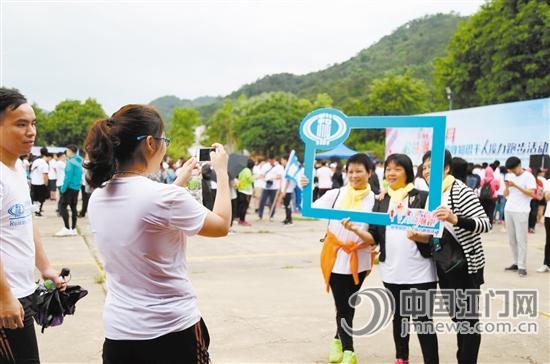 “潮跑”活动中,市民们用手机记录美好一刻。